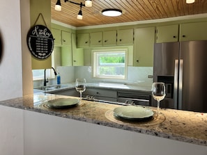 Fridge, microwave, oven, stovetop - Coin Cottage farmhouse on 151 Trail in Nelson County (Afton)