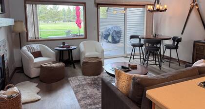 Newly Remodeled Condo on Golf Course, A/C, Pet Friendly, SHARC passes, Bikes.
