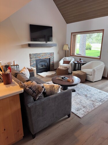 Newly Remodeled Condo on Golf Course, A/C, Pet Friendly, SHARC passes, Bikes.