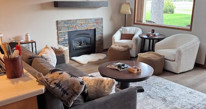 Newly Remodeled Condo on Golf Course, A/C, Pet Friendly, SHARC passes, Bikes.