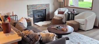 Newly Remodeled Condo on Golf Course, A/C, Pet Friendly, SHARC passes, Bikes.