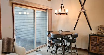Newly Remodeled Condo on Golf Course, A/C, Pet Friendly, SHARC passes, Bikes.
