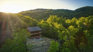 Exterior - Stunning Mountain View’s/Hot tub/Fire pit/Game room/Cabin Comfort (Gatlinburg)