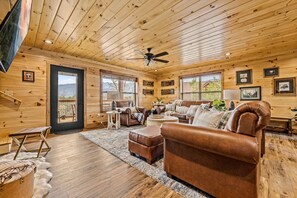 Smart TV, fireplace, video games, foosball - Stunning Mountain View’s/Hot tub/Fire pit/Game room/Cabin Comfort (Gatlinburg)