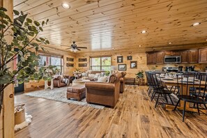 Interior - Stunning Mountain View’s/Hot tub/Fire pit/Game room/Cabin Comfort (Gatlinburg)