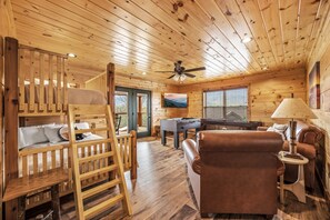 3 bedrooms, desk, iron/ironing board, travel crib - Stunning Mountain View’s/Hot tub/Fire pit/Game room/Cabin Comfort (Gatlinburg)