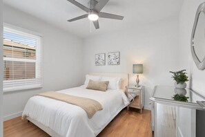 3 habitaciones, escritorio y tabla de planchar con plancha 