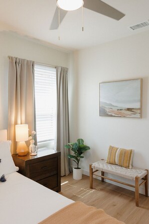 3 habitaciones, escritorio y tabla de planchar con plancha 