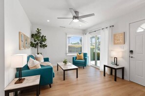 Smart-TV, Bücher, Arbeitsbereiche