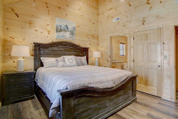 5 bedrooms, iron/ironing board, WiFi, bed sheets