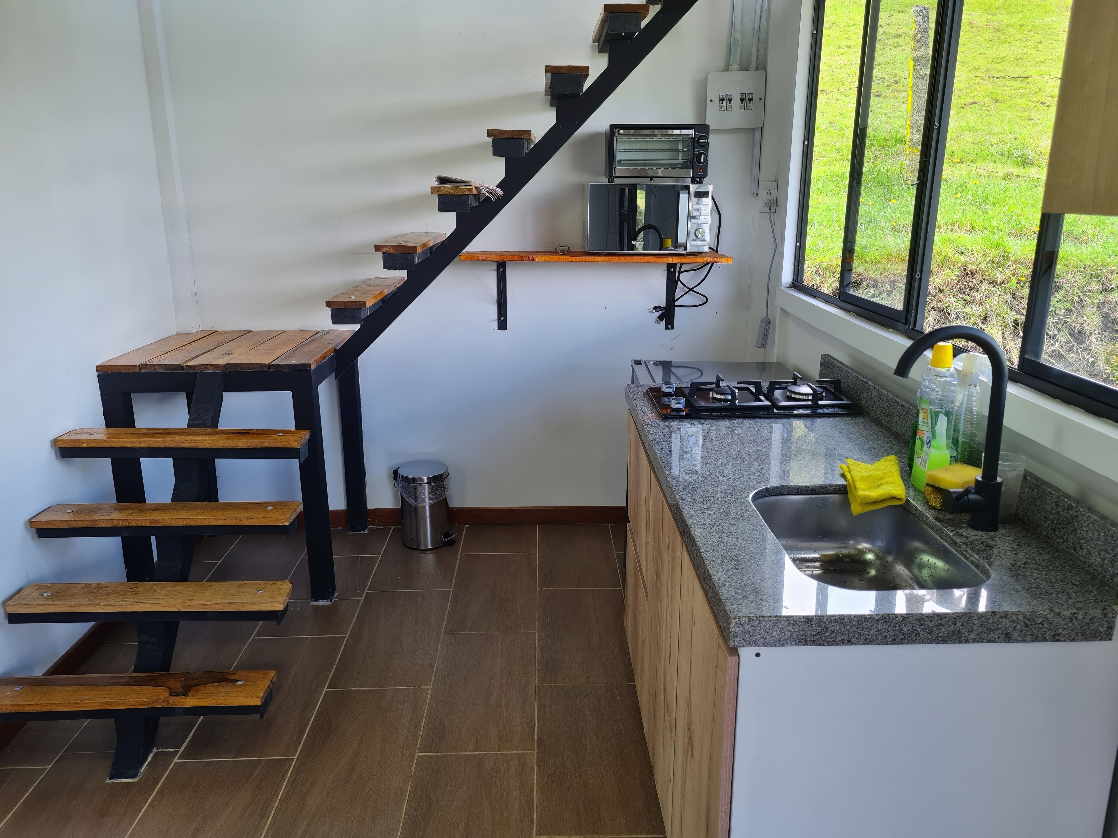 Køleskab, mikrobølgeovn, ovn, kogeplade