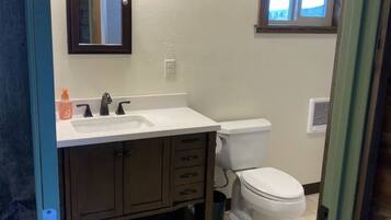 Chuveiro, secador de cabelo, toalhas de banho, sabonete