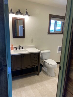 Regadera, secadora de cabello, toallas, jabón 