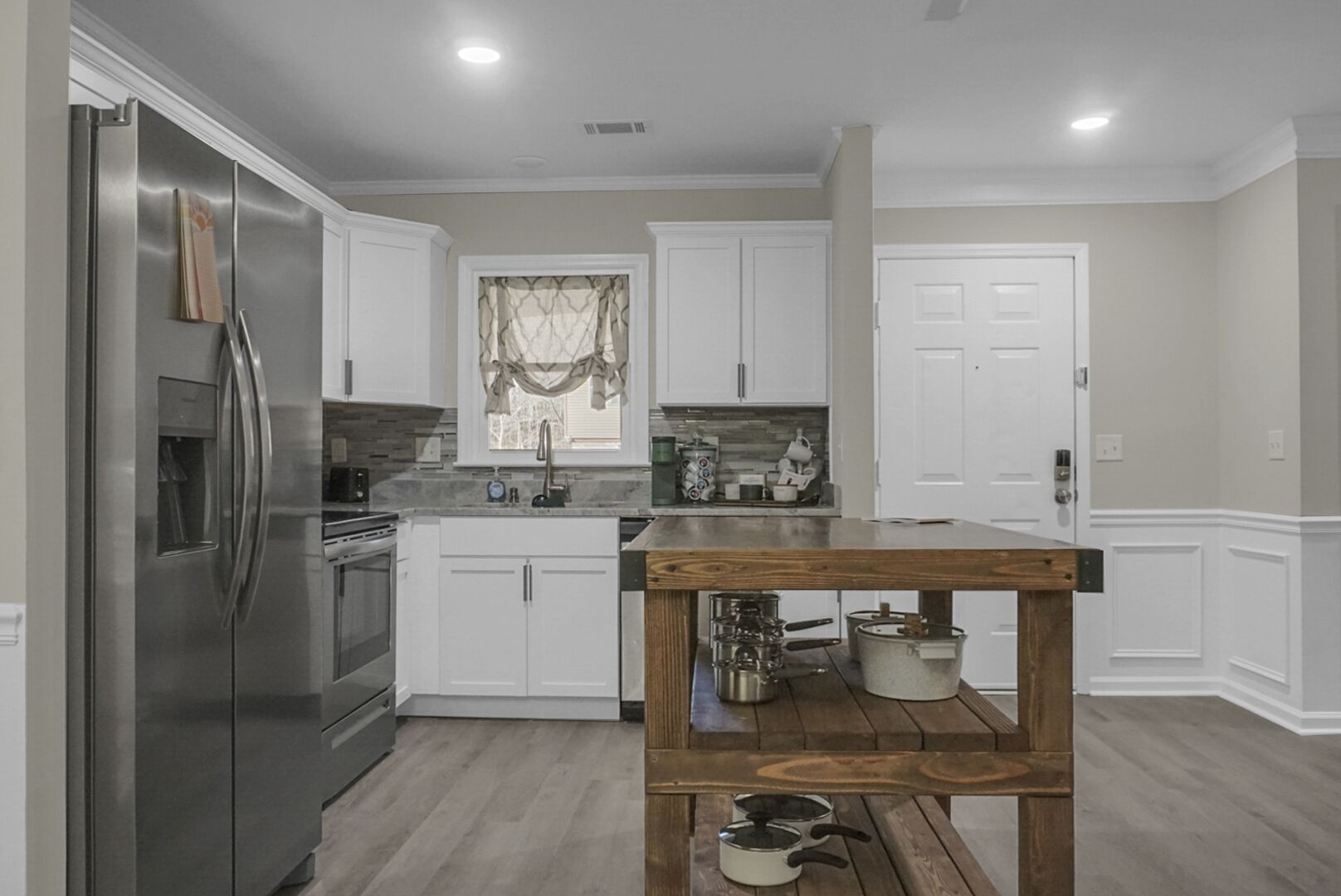 Charming Spacious Getaway - 16 mi to historic CHS