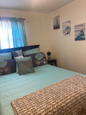 2 bedrooms, desk, iron/ironing board, free WiFi - Two Story Country Setting (South Haven Charter Township)