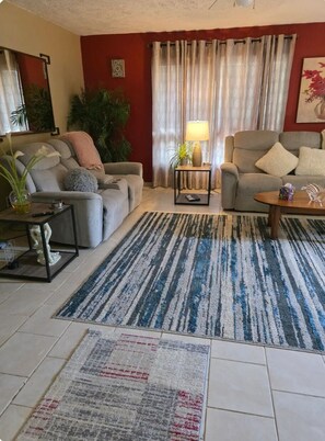 Smart TV, fireplace, DVD player, books - Two Story Country Setting 2 miles from down town. (South Haven Charter Township)