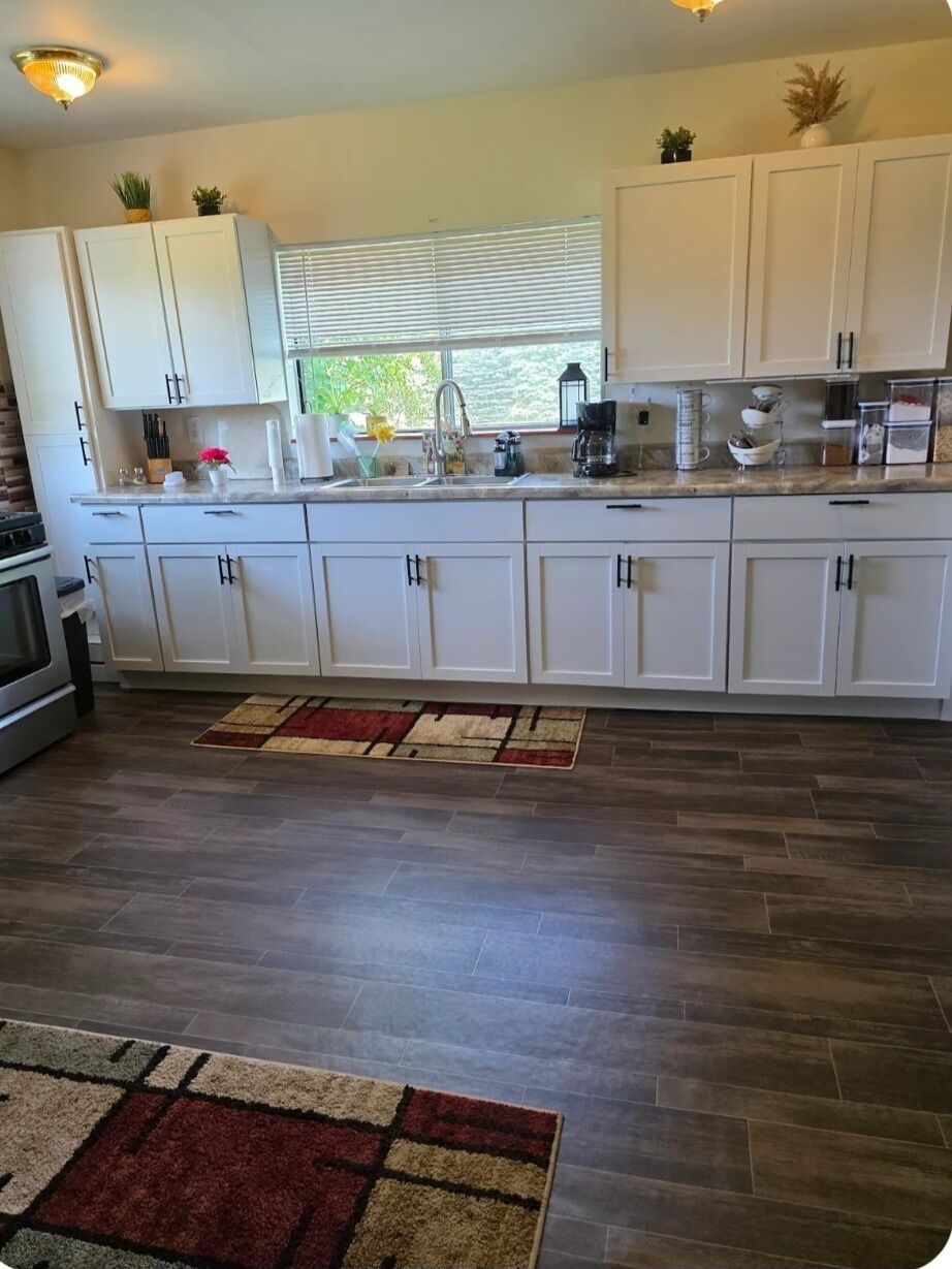 Coffee/tea maker, fridge, microwave, oven