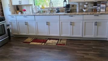 Coffee/tea maker, fridge, microwave, oven