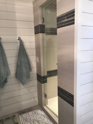 Dusch, hårtork, bidé och handdukar