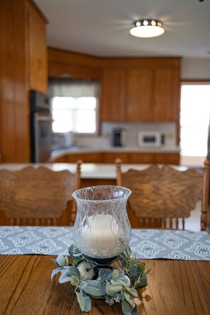 Fridge, microwave, oven, stovetop - Vaden’s R&R Sweet charming country house to relax in with family and friends! (Westfield)