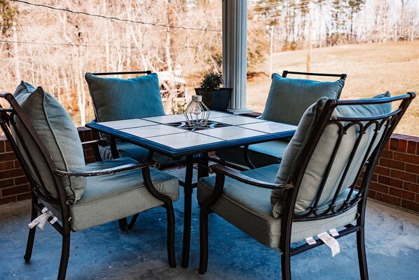 Outdoor dining - Vaden’s R&R Sweet charming country house to relax in with family and friends! (Westfield)