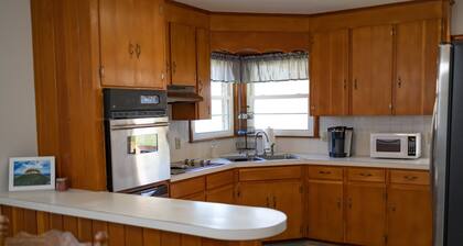 Vaden’s R&R Sweet charming country house to relax in with family and friends!