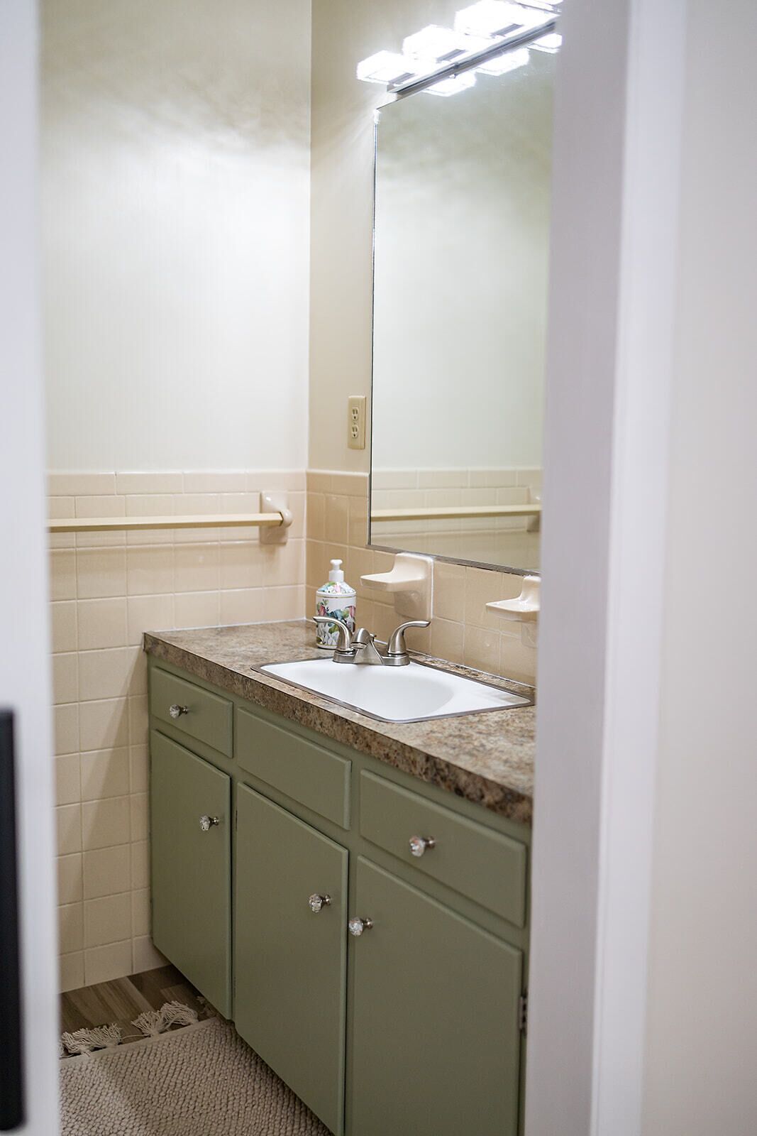 Vaden’s R&R  Sweet charming country house to relax in with family and friends!