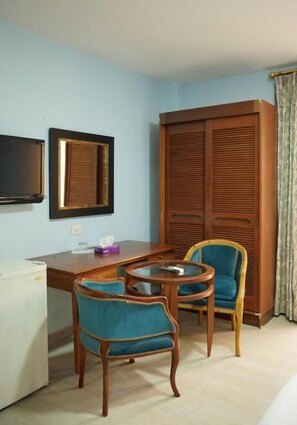 Skrivebord, skrivebord for bærbar PC, wi-fi (inkludert) og sengetøy