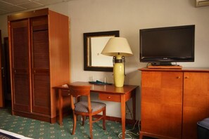 Skrivebord, skrivebord for bærbar PC, wi-fi (inkludert) og sengetøy