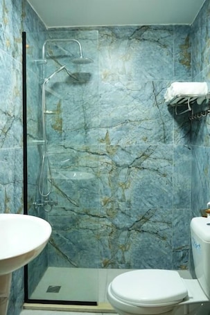 Rainfall showerhead, hair dryer, bidet, towels. Concord hotel