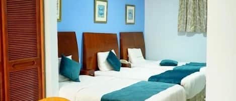 Premium driepersoonskamer | Een bureau, een laptopwerkplek, gratis wifi, beddengoed