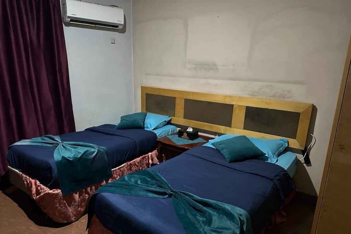 Economy Twin Room | Desk, laptop workspace, WiFi (free), bed sheets