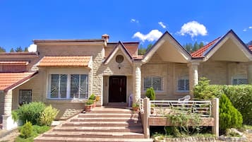 Façana frontal de l'allotjament