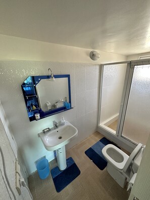 Deluxe Triple Room | Bathroom | Rainfall showerhead, towels - ATGAL (Azrou)