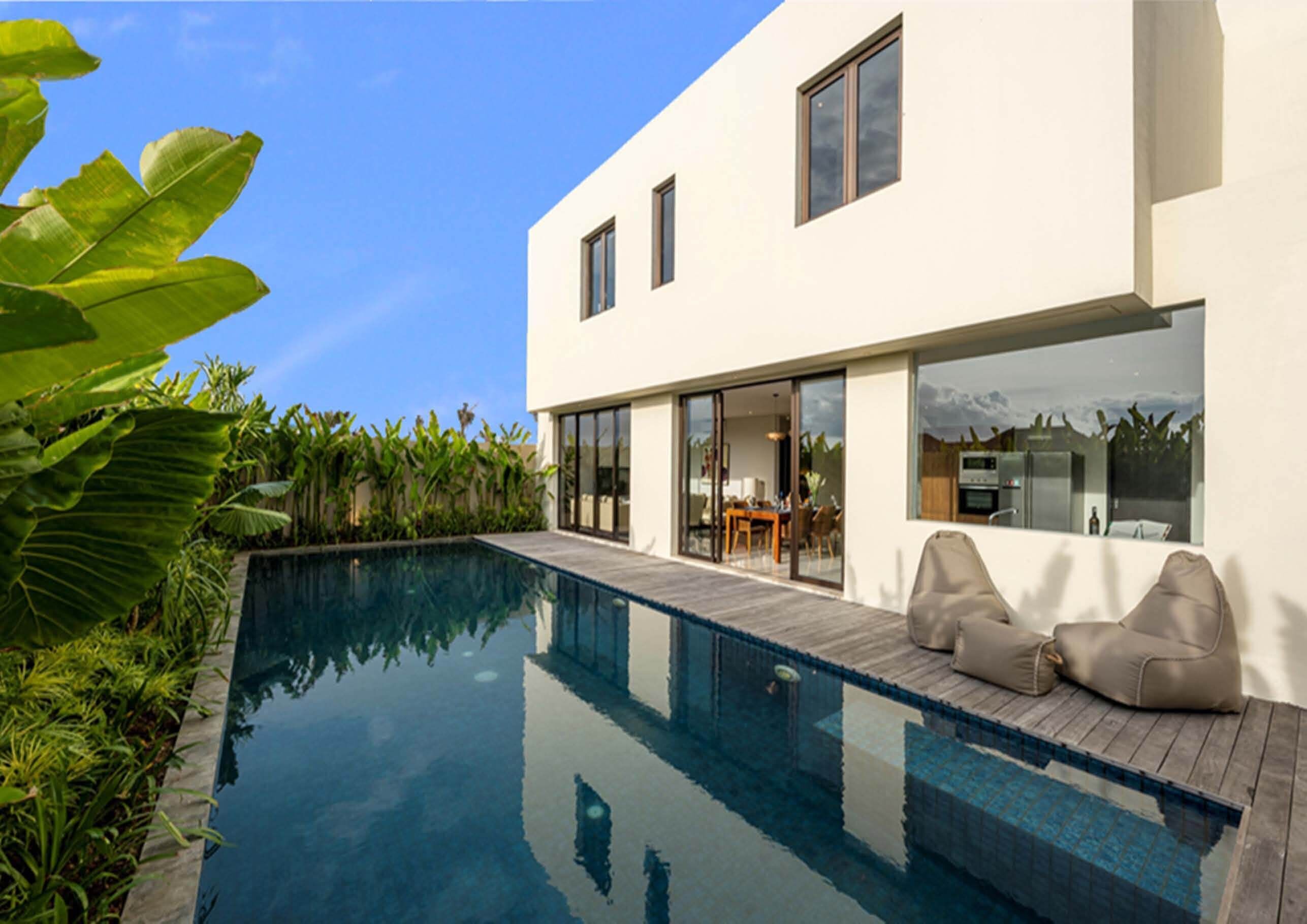 Utomhuspool, parasoller och solstolar