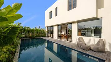 Utomhuspool, parasoller och solstolar