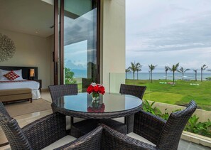 42-inch Smart TV with digital channels, TV, offices - Svarga Pabean Villas (Sukawati)