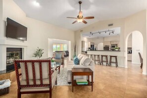 Een smart-tv en een open haard