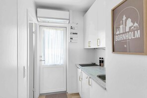 ثلاجة، فرن، موقد طهي مسطح، ماكينة لصنع القهوة/الشاي