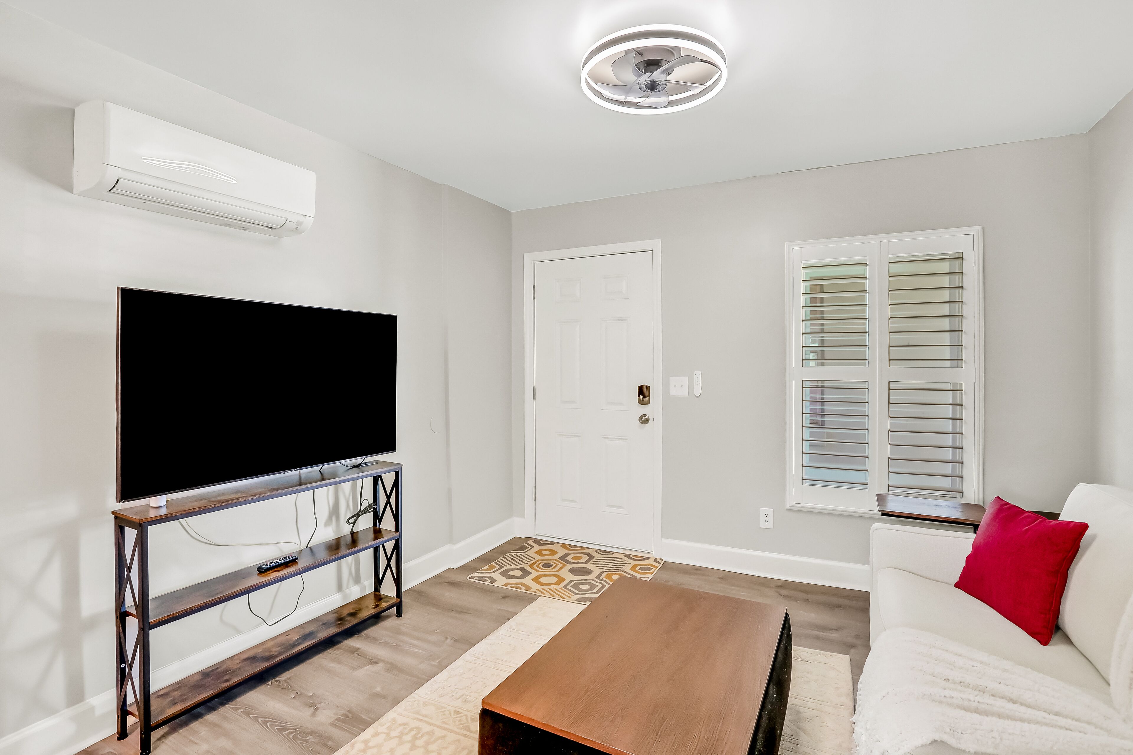 Quiet coastal escape near the ocean, Wifi, private washer/dryer