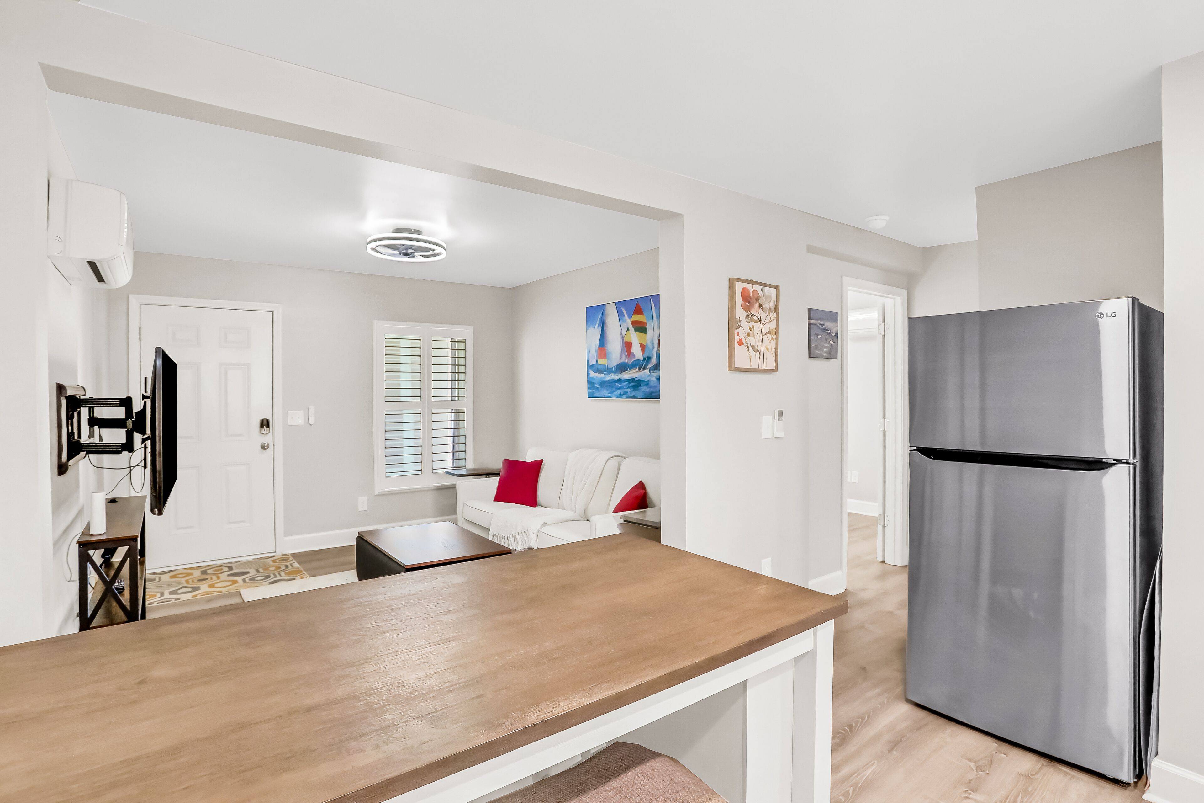 Quiet coastal escape near the ocean, Wifi, private washer/dryer