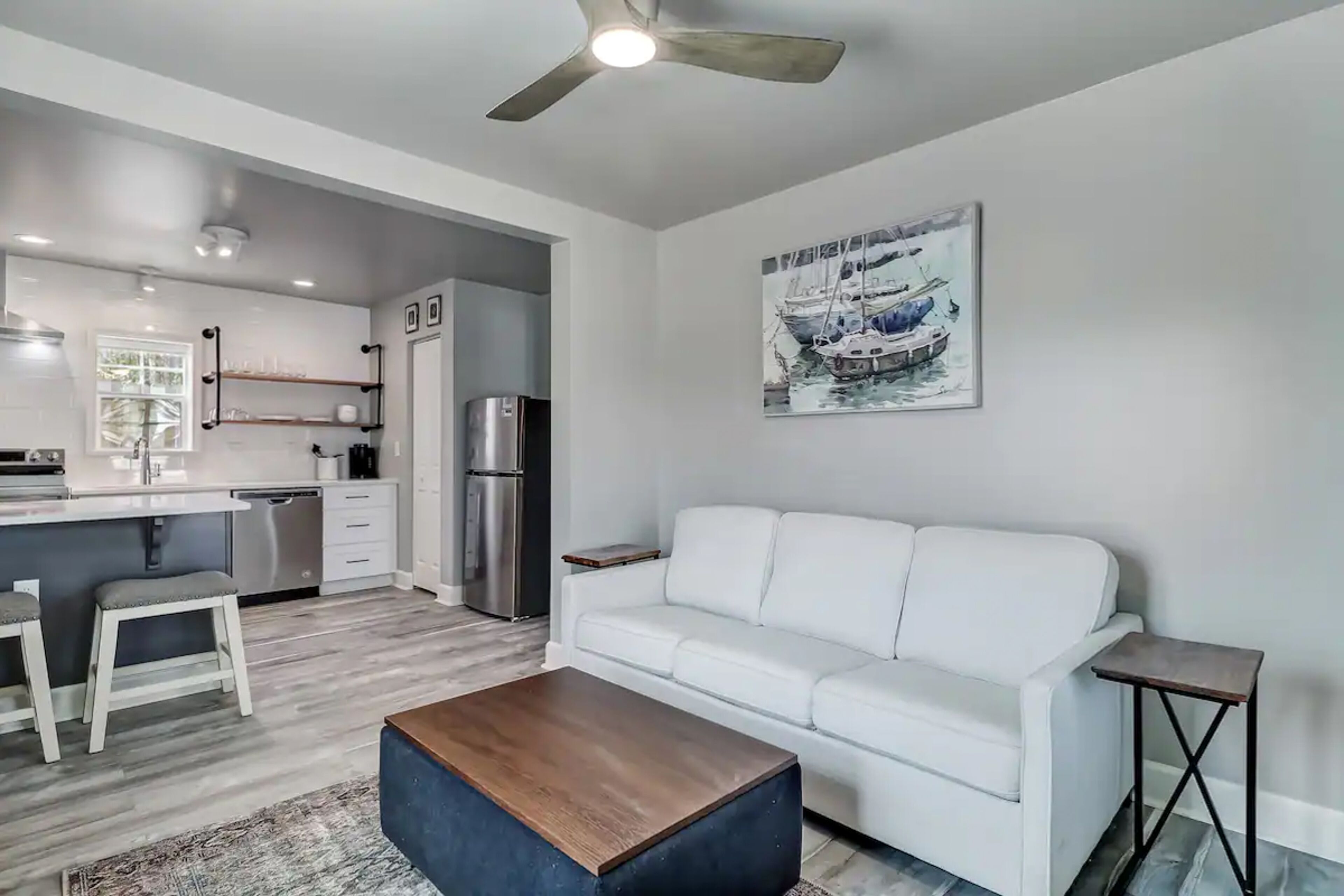 Quiet coastal escape near the ocean, Wifi, private washer/dryer