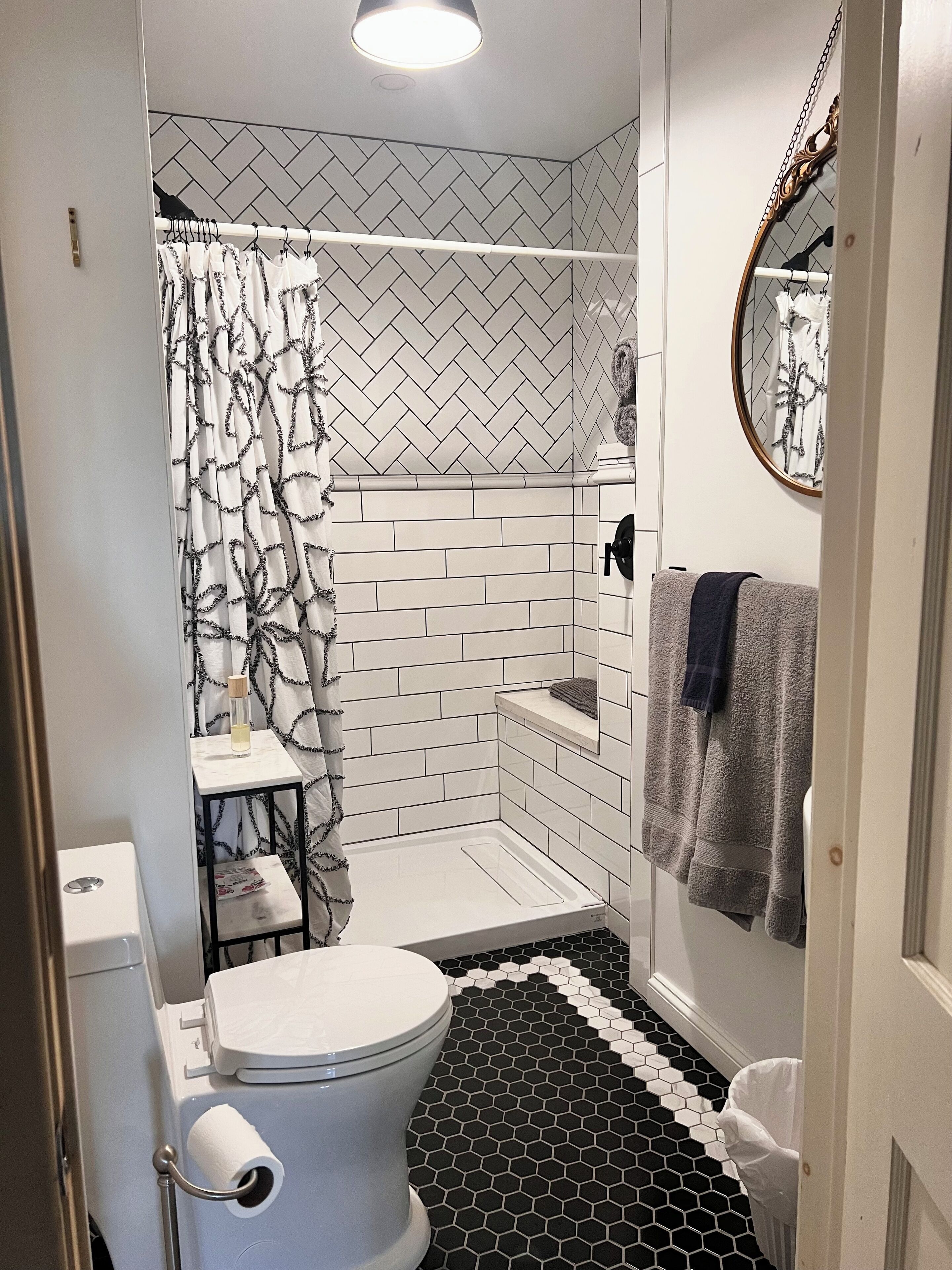 トラディショナル ルーム | バスルーム | シャワー、ヘアドライヤー、バスローブ、タオル