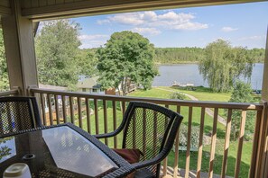 Deluxe Room | Lake view - The Saucy Willow Inn and Cottages (Kawartha Lakes)