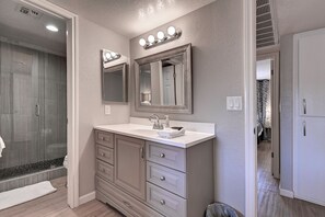 シャワー、ヘアドライヤー、タオル、石鹸