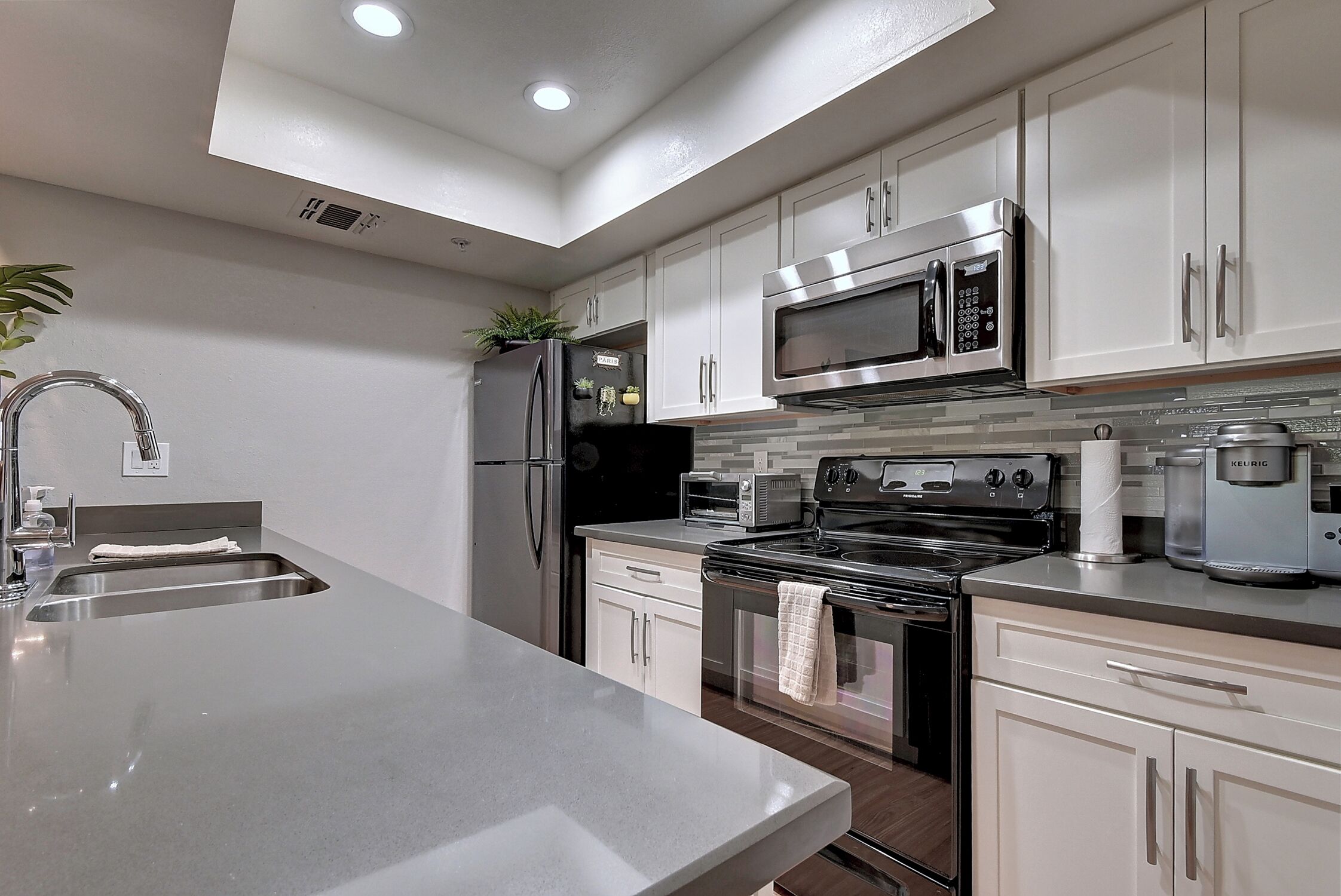 Kühlschrank, Mikrowelle, Ofen, Herdplatte