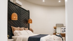A modern bedroom with a bed, bedside table, and a small seating area. - The Silo Inn near Zion, Snow Canyon and Bryce Canyon! honeymoon getaway. 2023 (Washington)
