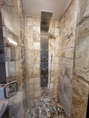 Douche, sèche-cheveux, serviettes fournies, savon