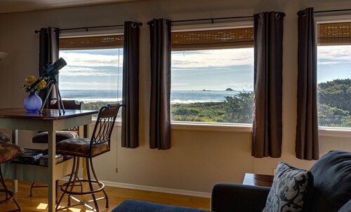 Spacious Home w/Ocean Views! 2 min. Walk to Beach!