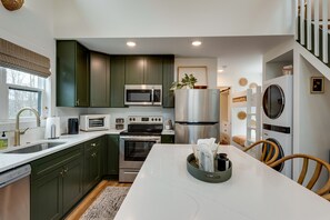 Frigorífico, microondas, horno y placa de cocina